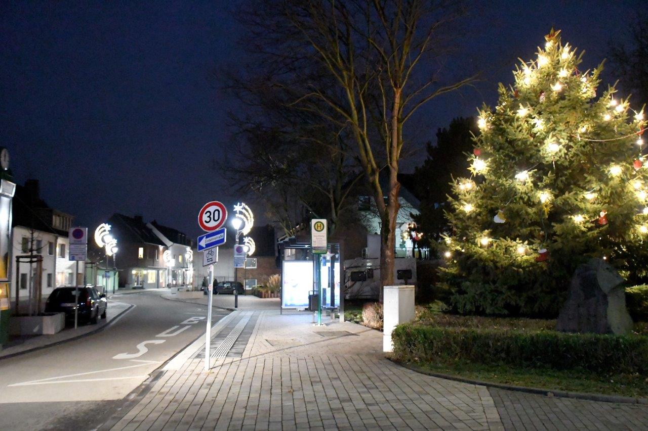 Weihnachtsbaum auf dem Dorfplatz