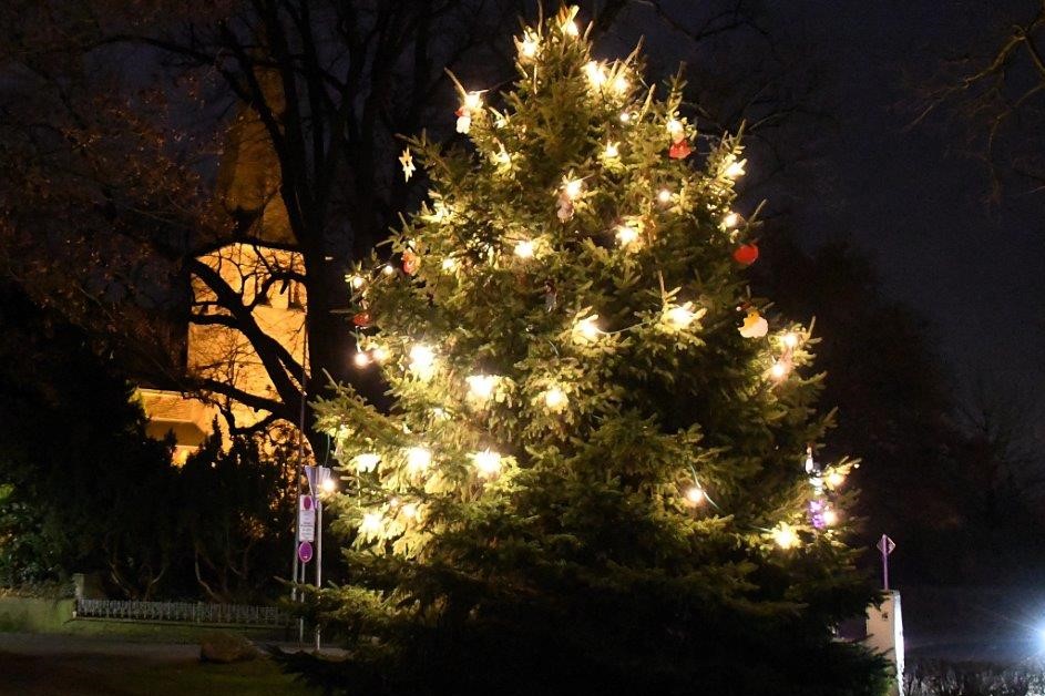 Weihnachtsbaum auf dem Baumberger Dorfplatz 2017